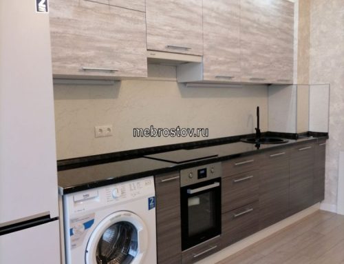 Светло-серая прямая кухня с черной столешницей изготовление недорого