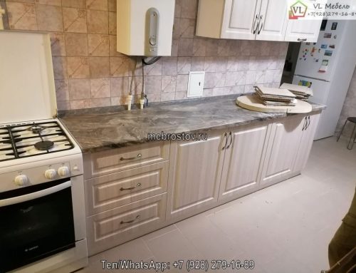 Бело-кремовая прямая кухня на заказ с мраморной столешницей