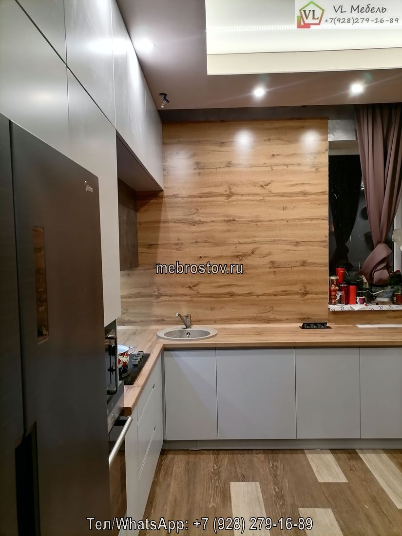 Светло-серая линейная деревянная кухня на заказ по доступной цене