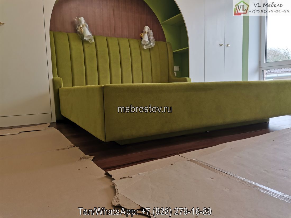 Кровать с мягким изголовьем на заказ в современном интерьере